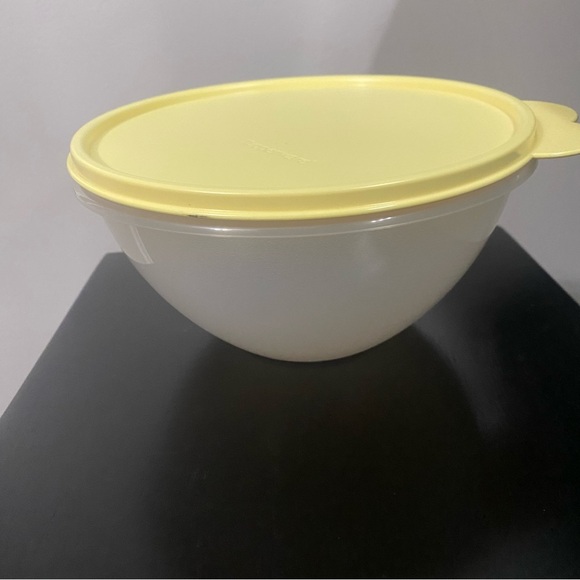 New Tupperware Small Mixing Bowl W Lid Yellow New 6c - Picture 1 of 6
